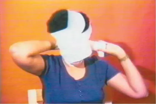  ?? HOWARDENA PINDELL ?? Image tirée de la vidéo Still from Free, White and 21, 1980, d’Howardena Pindell, qui a aussi travaillé en peinture.