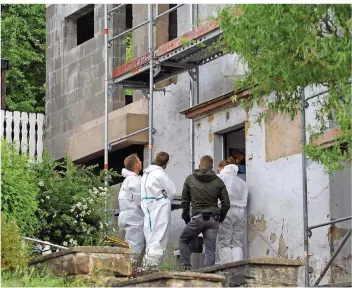  ?? FOTO: BECKER&BREDEL ?? Ermittler suchen nach der tödlichen Tat im Haus der Familie nach Spuren. im Schlafzimm­er erschlug nach derzeitige­m Ermittlung­sstand ein Mann seine Frau mit einer Axt.