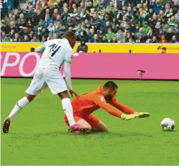  ?? Foto: Kolbert-Press ?? Unfreiwill­ig leistete Tomas Koubek (rechts) die Vorarbeit für den vierten Gladbacher Treffer durch Pléa (links). Der FC Augsburg zeigte einmal mehr eine schwache Leistung und unterlag am Ende 1:5.