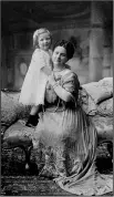  ?? Library of Congress ?? Queen Wilhelmina of The Netherland­s and her daughter, Juliana, circa 1914