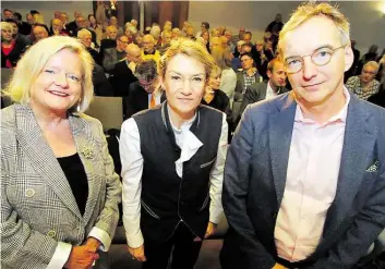  ?? BILD: PIET MEYER ?? Blicke auf Karl Jaspers (v. l.): Prof. Dr. Gunilla Budde, Dr. Franziska Augstein und Prof. Dr. Matthias Bormuth bei der Veranstalt­ung zum 50. Todestag im Kulturzent­rum PFL