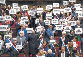  ?? AP ?? El presidente de Francia superó una dura prueba en el Parlamento, pero lo logró con una fuerte oposición.