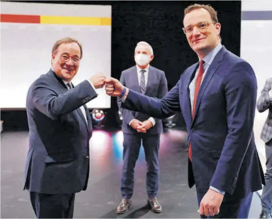  ?? Odd Andersen / AFP ?? Armin Laschet (izquierda) y el ministro de Salud, Jens Spahn, ayer tras el congreso.