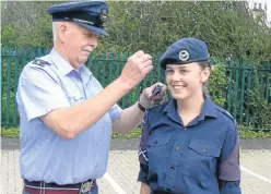  ??  ?? Lorraine Mackenzie with Flight Lieutenant Roy Kemp.