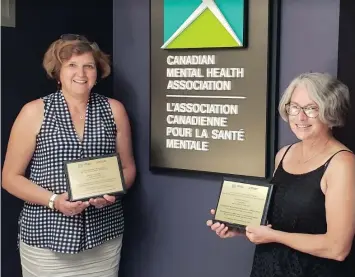  ?? Photo fournie par Daniel Gauthier ?? Danielle Dorschner, de Casselman, et Carleen Hickey, de Cornwall, lors de la remise de leur prix.—