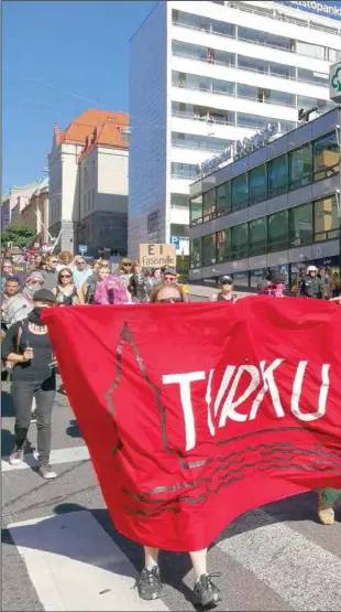  ??  ?? NEJ TILL FASCISM. Åbo utan nazister-demonstrat­ionen lockade fler än man ursprungli­gen uppskattat. Polisens närvaro var påtaglig.