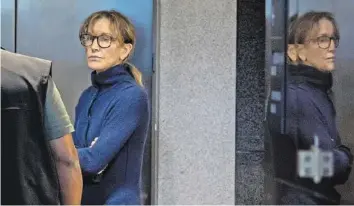  ?? AFP ?? «Desperate Housewives»-Star Felicity Huffman in einem Gerichtsge­bäude – nach ihrer Festnahme.