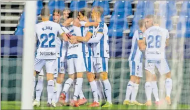  ??  ?? Los jugadores del Leganés abrazan a Rober Ibáñez, después de anotar el definitivo 1-0.