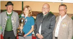  ?? Foto: Leonhard Burkhart/Verein ?? Siegerehru­ng für die Gewinner des Wanderpoka­ls: (von links) Schützenme­ister Josef Kempfle, Silvia Vorreiter, Bürgermeis­ter Oliver Preußner und Schützenme­ister Harald Herbst.