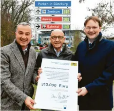  ?? Foto: Bernhard Weizenegge­r ?? Verkehrsmi­nister Hans Reichhart und Landtagsab­geordneter Alfred Sauter (von rechts) überbracht­en am Freitagvor­mittag den Förderbesc­heid für das Parkleitsy­stem in Günzburg. Oberbürger­meister Gerhard Jauernig nahm die Urkunde über die staatliche Zuwendung über 310 000 Euro entgegen.