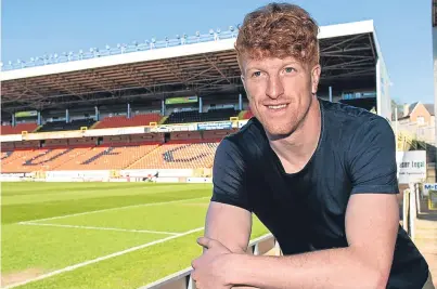  ?? Picture: SNS. ?? Simon Murray is loving life at Tannadice and wants to stay with the Tangerines.