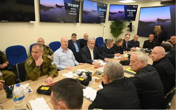  ?? AFP ?? El primer ministro de Israel, Benjamin Netanyahu (de frente con saco negro), durante una reunión del gabinete de guerra.