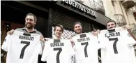  ?? AFP ?? Supporters show the official Juventus jersey of Ronaldo. —