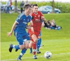  ?? FOTO: VOLKER STROHMAIER ?? Der SV Dettingen (rechts Oliver Wild) empfängt Kehlen.