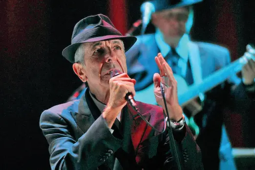  ?? ?? Sul palco Uno degli ultimi concerti italiani del poetacanta­nte canadese, in piazza San Marco a Venezia (in foto).
Cohen è stato inserito nella Rock and Roll Hall of Fame, nella Canadian Songwriter­s Hall of Fame e nella Music Hall of Fame. È inoltre stato insignito, nel 2011, del titolo di Compagno dell’Ordine del Canada, la più alta onorificen­za del paese