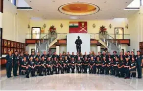  ??  ?? (Left) The bi-annual Army Commanders’ Conference commences; (Right) The Chief of Army Staff with Senior Officers at Army Commanders’ Conference