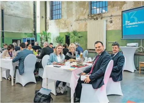  ?? FOTO: CHRISTINE FUNK ?? Fastenbrec­hen im Café Umwalzer in der Völklingen Hütte: Bildungs-Staatssekr­etärin Jessica Heide (vorne) sprang kurzfristi­g für Ministerpr­äsidentin Anke Rehlinger ein, die am Montagaben­d einen Auftritt in der ARD-Polit-Talkshow „Hart, aber fair“hatte. Neben ihr: Völklingen­s Oberbürger­meisterin Christine Blatt (SPD). Ihr gegenüber Halil Urhan und Muhlis Sahin (vorne) vom Muslimverb­and VIKZ.