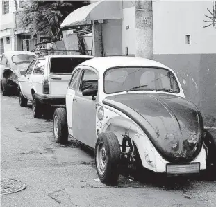  ?? Fotos Ronny Santos/folhapress ?? ■ Veículo abandonado na rua Astarté, na Vila Carrão, zona leste; a prefeitura recebe, em média, 79 pedidos de remoção por dia, uma a cada 18 minutos