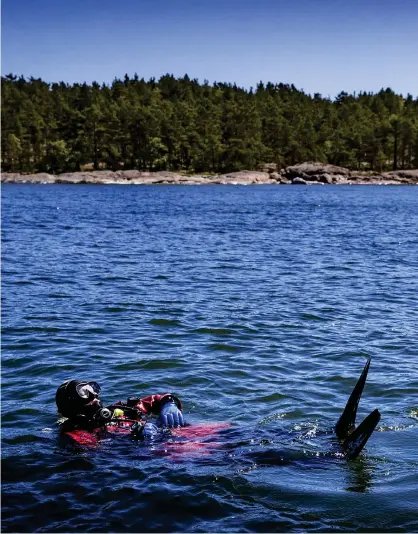  ??  ?? Även en solig sommardag är en torrdräkt med en redig värmeovera­ll nödvändig – på bottnen är vattnet bara några grader varmt.