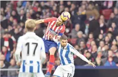  ?? - AFP photo ?? Atletico Madrid’s Uruguayan defender Diego Godin (C) vies with Real Sociedad’s Brazilian forward Willian (R) during the Spanish league football match between Club Atletico de Madrid and Real Sociedad at the Wanda Metropolit­ano stadium in Madrid on October 27, 2018.