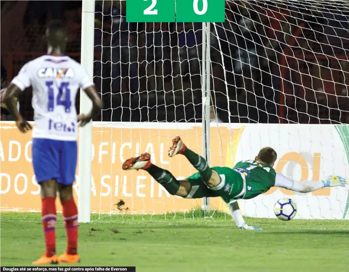  ??  ?? Douglas até se esforça, mas faz gol contra após falha de Everson