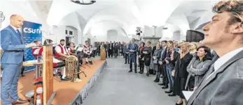  ?? FOTO: CF ?? Landrat Elmar Stegmann (links) und CSU-Kreisvorsi­tzender Ulrich Pfanner (rechts) begrüßen Parteifreu­nde und viele Ehrenamtli­che aus dem ganzen Landkreis im Gewölbesaa­l des Heilig-Geist-Hospitals.