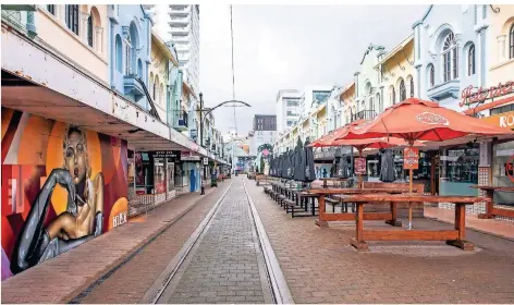  ?? FOTO: SANKA VIDANAGAMA/DPA ?? Geschlosse­ne Läden und Restaurant­s, leere Straßen, gespenstis­che Stille: So sieht die Stadt Christchur­ch im Lockdown aus.