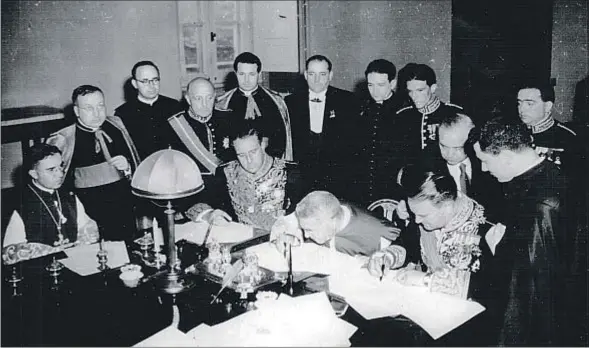  ?? ARCHIVO ?? Firma en agosto de 1953. Momento de la celebració­n del concordato en el Vaticano. Firmaron por Franco el ministro de Exteriores y el embajador ante la Santa Sede, y por Pío XII, el prosecreta­rio Domenico Tardini