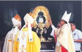  ?? KAREN FERNÁNDEZ. ?? El arzobispo de Panamá, José Domingo Ulloa, vistió a La Negrita.