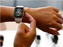  ??  ?? Pessoa demonstra funcioname­nto do Apple Watch. O mercado de vestíveis ganha força na Apple