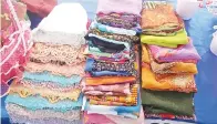  ??  ?? PELBAGAI pilihan shawl dan scarf yang dihasilkan untuk pelanggan.