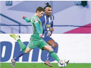  ??  ?? Vorbildlic­h: Beim 1:0-Siegtor von Thorgan Hazard im Telekom-Cupspiel gegen Hertha BSC können sich die Kollegen nicht nur die Schusshalt­ung abgucken.