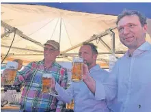  ?? ?? Stießen bei der Bierbörse im August miteinande­r an: Werner Nolden, Stadtchef Uwe Richrath und Alexander Lünenbach (v.l.). Nun geht es darum, die Veranstalt­ung mit dem Landschaft­sschutz unter einen Hut zu bringen.