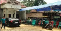  ?? ASHRY SAMAD/FAJAR/JPG ?? ADA TENDA BIRU: Suasana halaman rumah Vytriana di Desa Liliriawan­g pada Minggu (23/4). Terlihat hadiah perkawinan Honda New Civic Turbo.