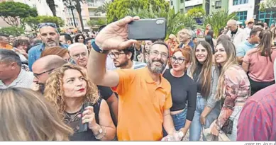  ?? JORGE DEL ÁGUILA ?? Juan Franco, de selfi en selfi en la Plaza Fariñas.