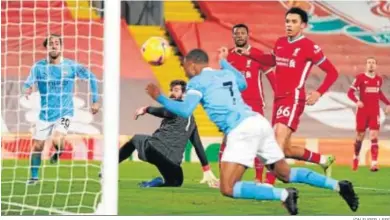  ?? JON SUPER / EFE ?? Sterling remata de cabeza a puerta vacía para lograr el tercer gol del City.