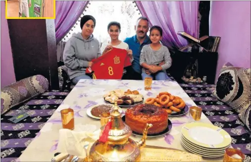  ??  ?? ILUSIONADO­S. Las tres hermanas de Moha (Salma, Chaimae y Hidaya) y su padre Abdeslam posan con la camiseta de España.