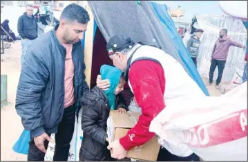  ?? KUNA photo ?? Kuwait relief team distribute­s aid to Palestinia­ns in Rafah, Gaza Strip.