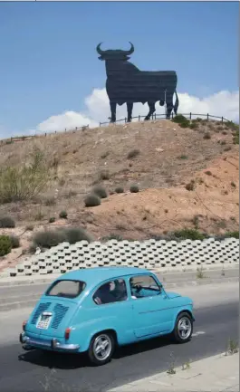  ??  ?? IMAGEN DE ANTAÑO. Dos símbolos de nuestra historia que se vuelven a encontrar en la carretera.