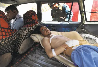  ?? Rahmat Gul / Associated Press ?? A man wounded in battle is transporte­d on the route linking the provincial capital of Ghazni with Kabul.