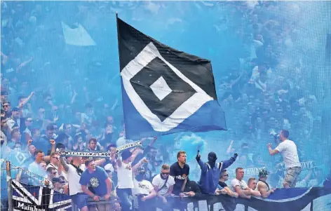  ?? FOTO: REUTERS ?? Immer noch ordentlich Betrieb in der Fankurve: Anhänger des Hamburger SV in Frankfurt.