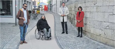  ?? FOTO: KIK ?? Begutachte­n das Mobilitäts­band an der Kirchmauer (v.li.): Marcel Hedrich, Margret Brehm, Bürgermeis­ter Matthias Henne und Erste Beigeordne­te Monika Ludy.