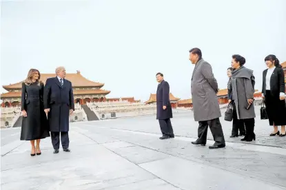  ??  ?? Trump y Xi Jin Ping visitaron la Ciudad Prohibida acompañado­s de sus esposas, Melania y Peng Liyuan.