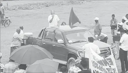  ?? (GAWU photo) ?? GAWU Head Komal Chand speaking to the protesters