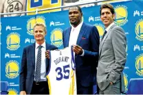  ?? LEA SUZUKI/SAN FRANCISCO CHRONICLE VIA THE AP ?? Kevin Durant, center, stands with Warriors head coach Steve Kerr, left, and Warriors general manager Bob Myers in 2016 during an introducto­ry news conference for Durant at the Warriors practice facility in Oakland, Calif.