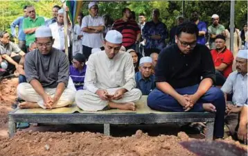  ??  ?? ABDUL Fayyadh (kiri) bersama Abdul Wafiy (kanan) pada pengkebumi­an bapanya di Tanah Perkuburan Islam Seksyen 21 Shah Alam, semalam.