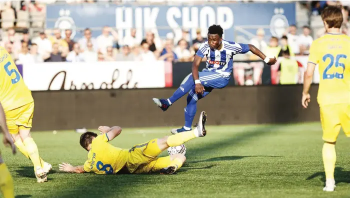  ?? FOTO: LEHTIKUVA/RONI REKOMAA ?? Evans Mensah hade tre-fyra goda chanser men lyckades inte näta då HJK drog det kortare strået mot BATE Borisov i Champions League-kvalet.