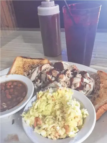  ?? PHOTO BY SUSAN PIERCE ?? A pulled-chicken dinner comes with baked beans, slaw and Texas toast for $9.