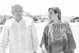  ?? ?? • López Obrador supervisó construcci­ón del Tren Maya, y estuvo acompañado de la gobernador­a de Quintana Roo, Mara Lezama.