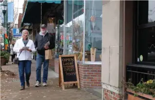  ?? STAFF PHOTOS BY TIM BARBER ?? Susan and Andy Harper walk along Frazier Avenue where Small Business Saturday will feature sales at Northshore shops in Chattanoog­a.